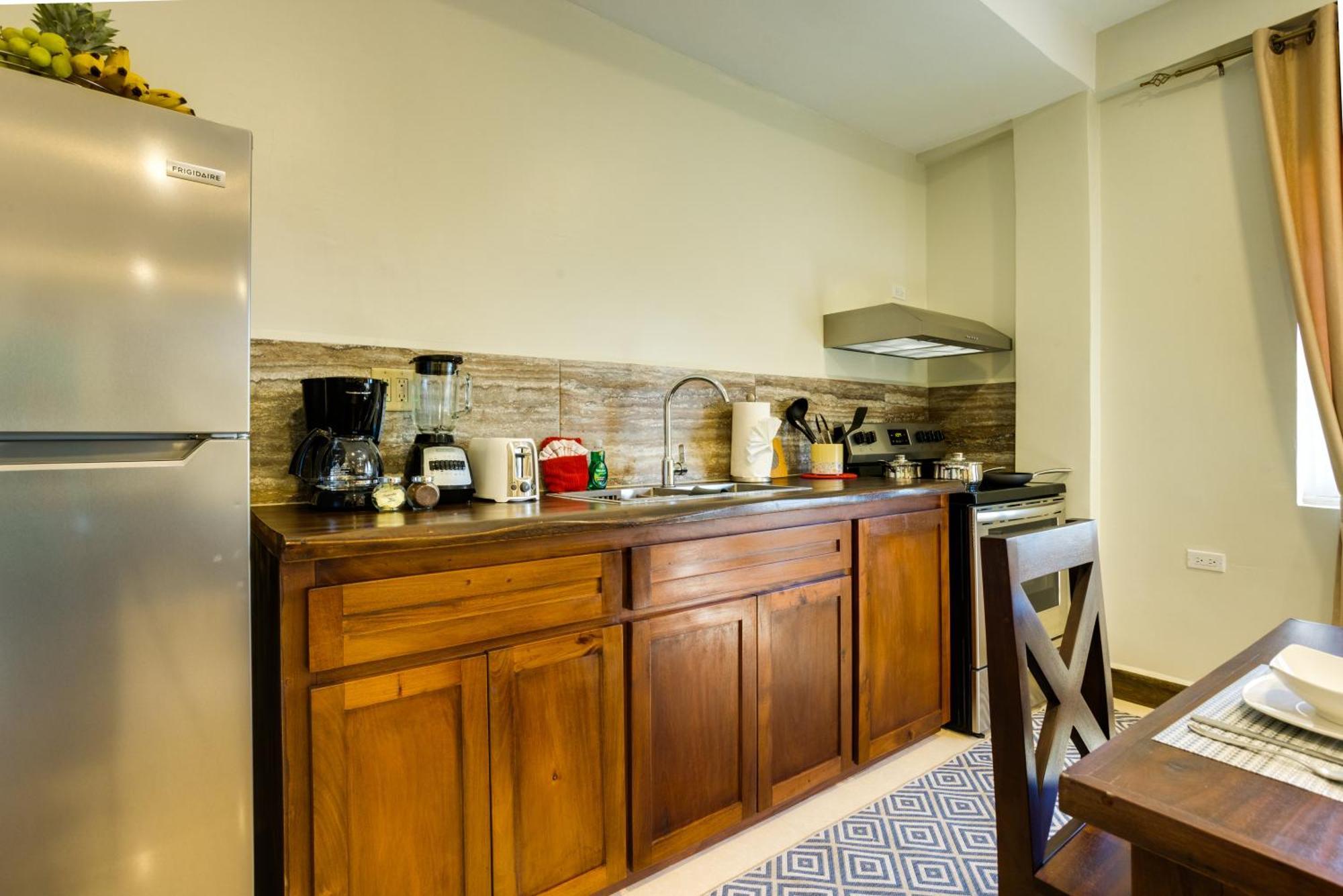 Louis' Apartments Placencia 외부 사진